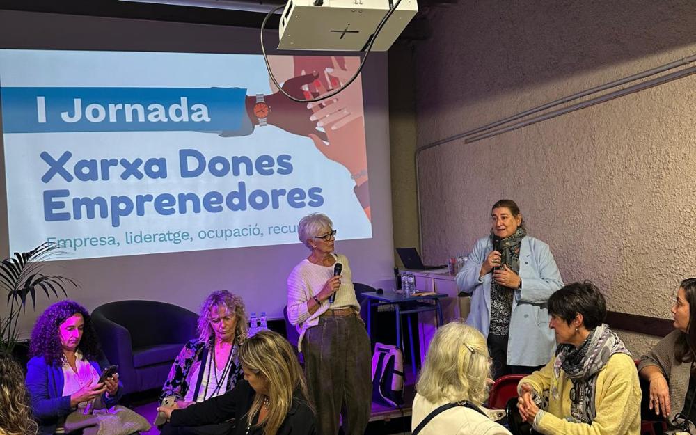  Cloenda de la jornada de la mà de Núria Paricio, regidora de Promoció Econòmica, i Marta Rovira, regidora de Feminismes de l’Ajuntament de Vilassar de Mar