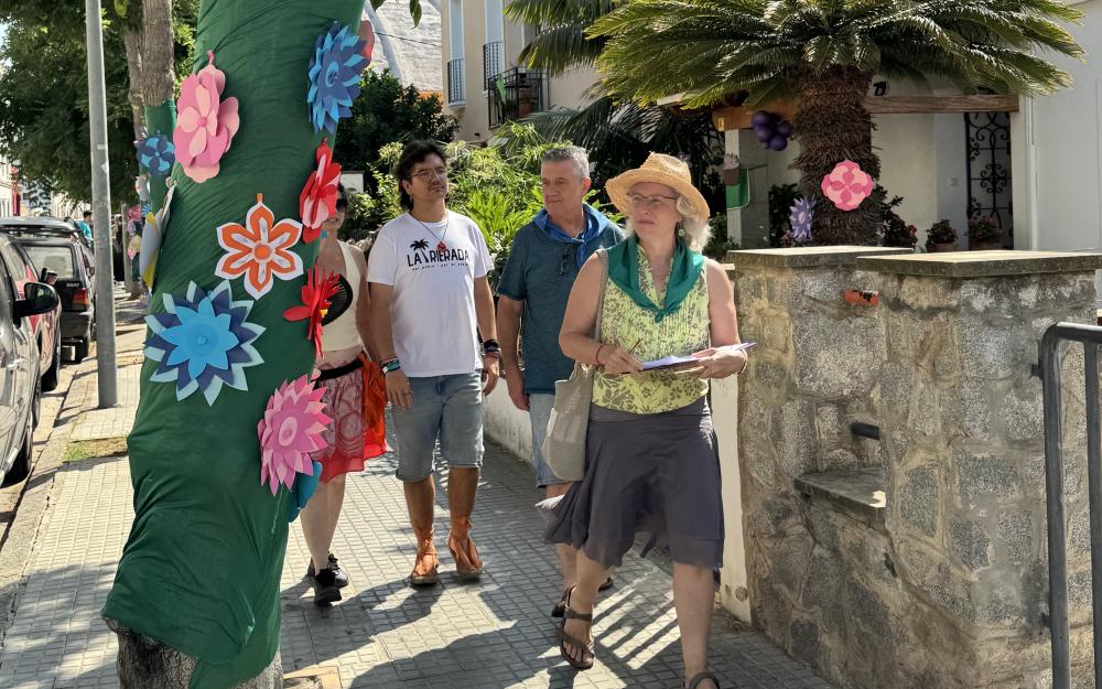 El jurat de La Rierada valorant la decoració dels carrers
