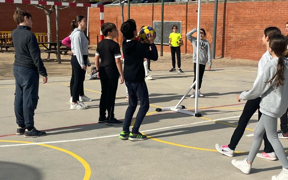 Alumnat practicant el korfbal