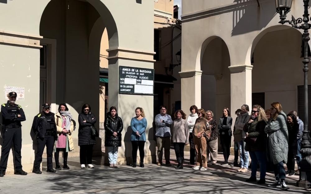 Minut de silenci a la plaça de l'Ajuntament amb motiu del 20è aniversari dels atemptats de l'11M