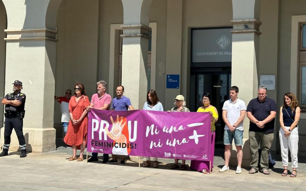 Minut de silenci a la plaça de l'Ajuntament