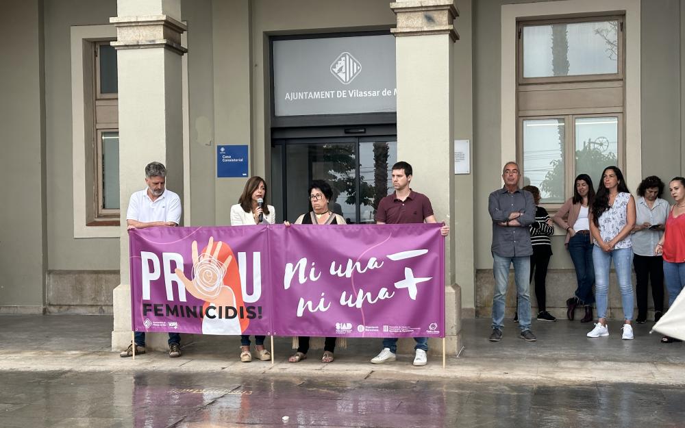 Minut de silenci a la plaça de l'Ajuntament