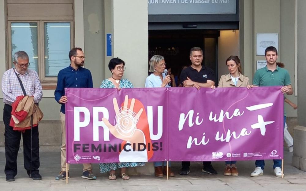 Minut de silenci a la plaça de l'Ajuntament