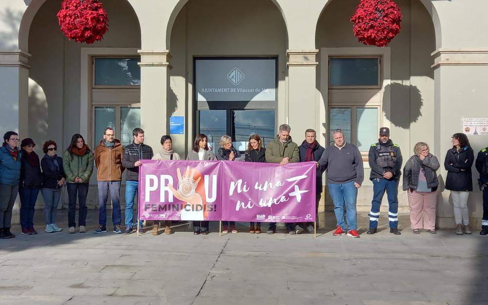 Minut de silenci a la plaça de l'Ajuntament