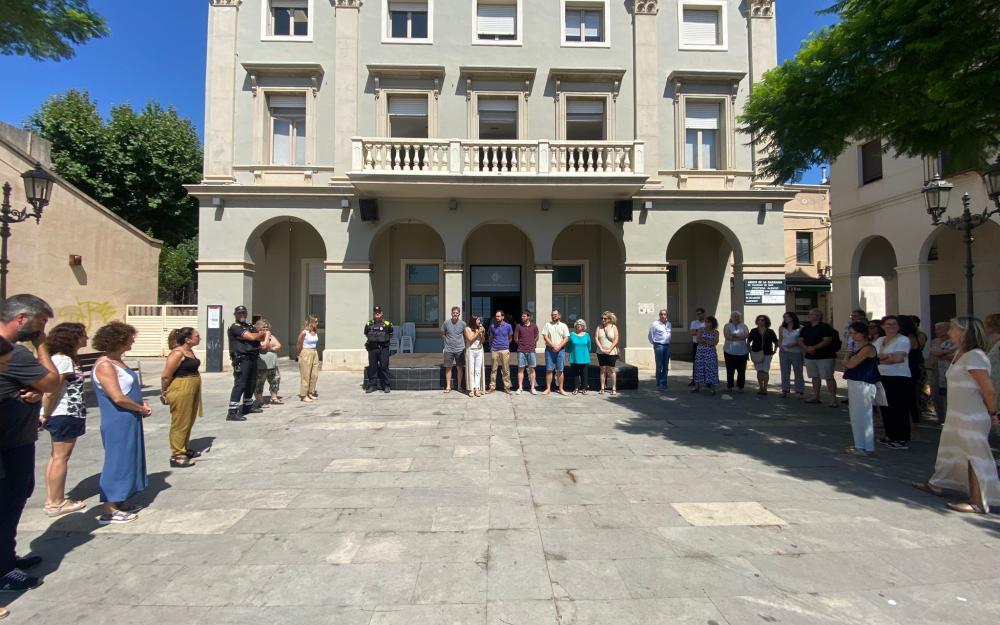 Minut de silenci a la plaça de l'Ajuntament