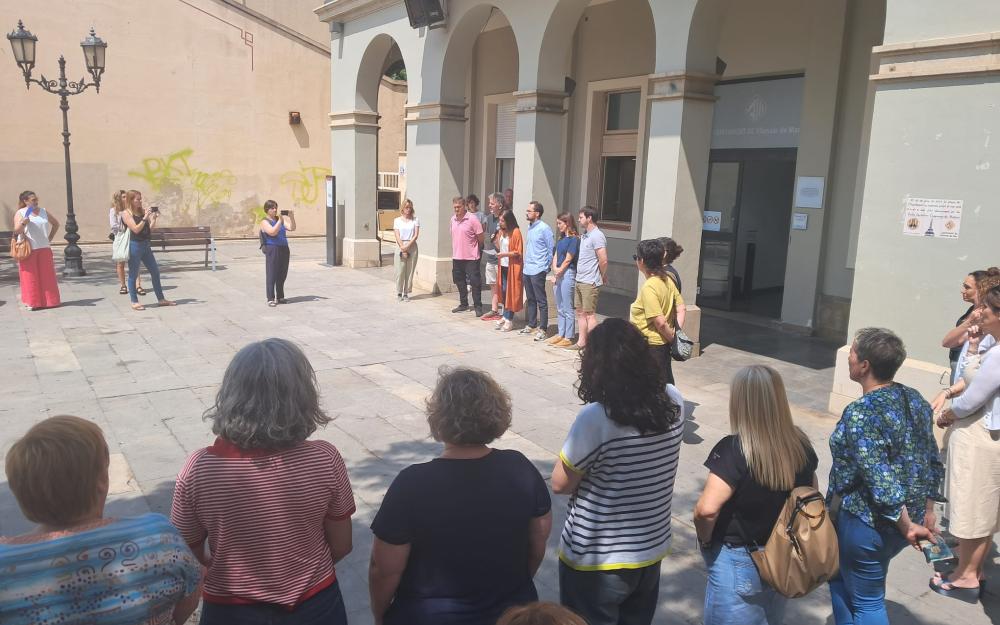 Minut de silenci a la plaça de l'Ajuntament