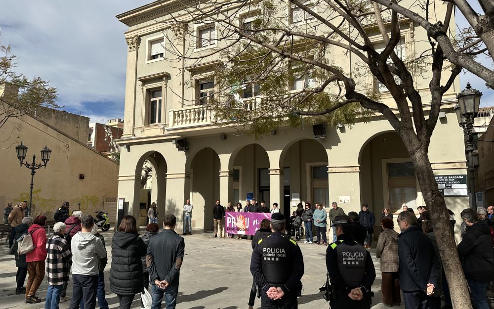 Minut de silenci a la plaça de l'Ajuntament