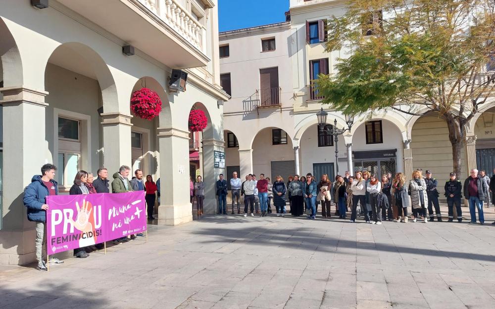 Minut de silenci a la plaça de l'Ajuntament