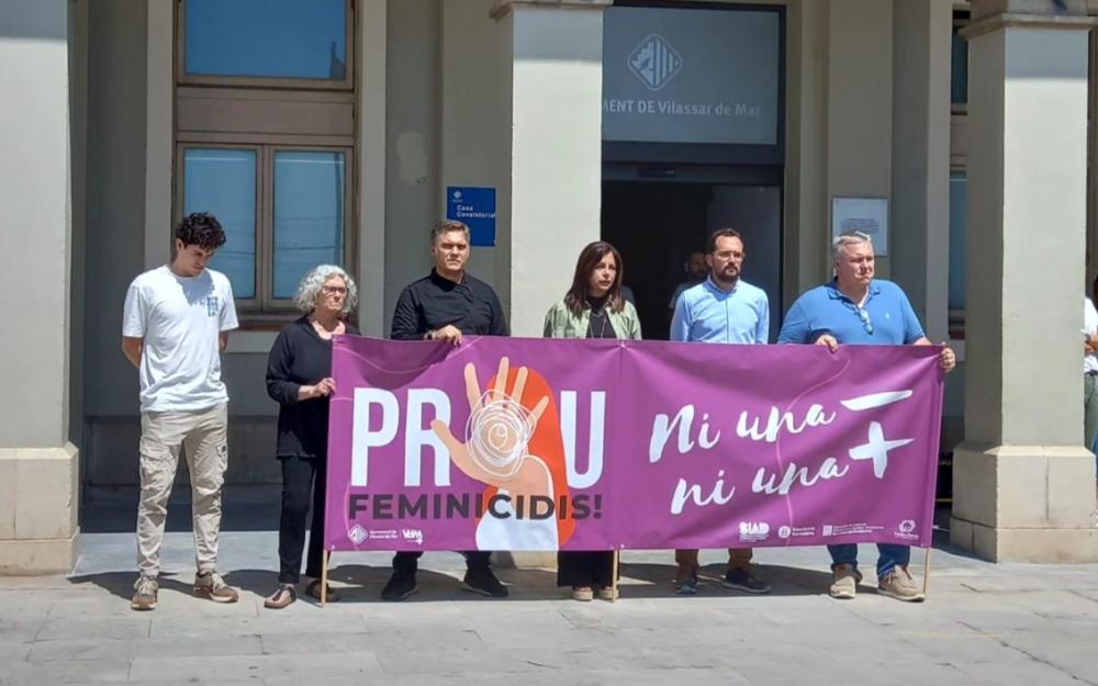 Minut de silenci a la plaça de l'Ajuntament