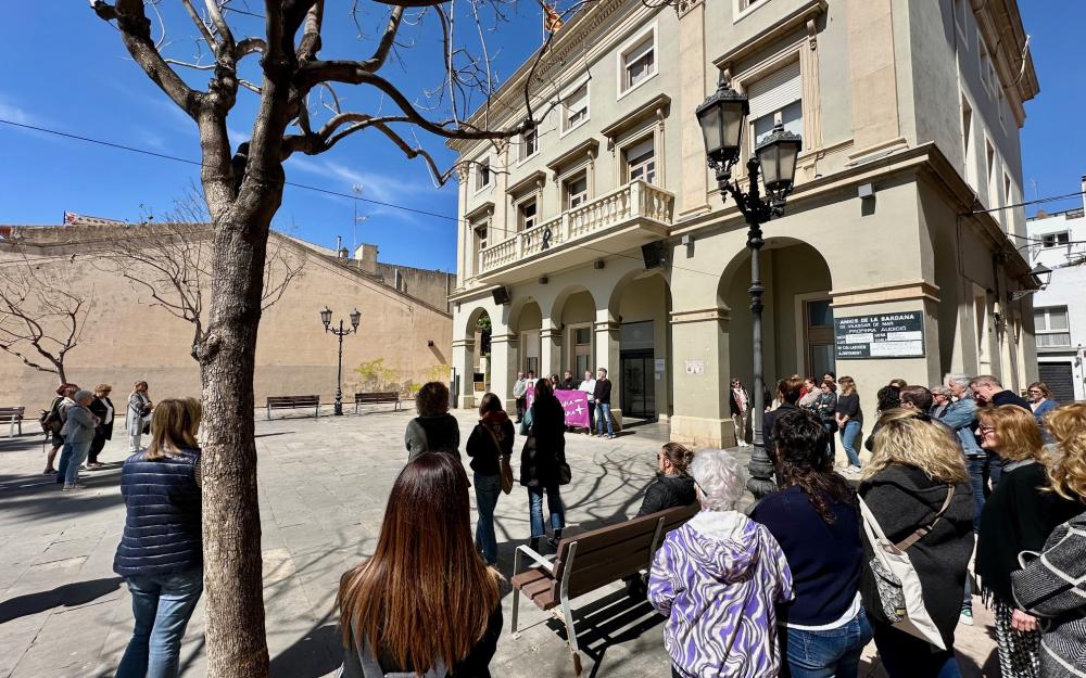 Minut de silenci a la plaça de l'Ajuntament