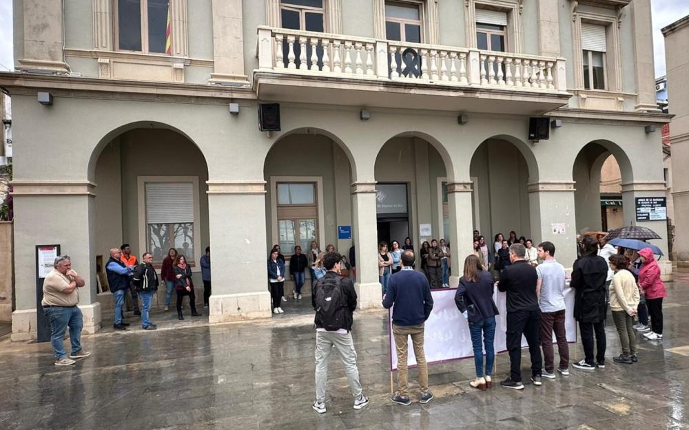 Minut de silenci a la plaça de l'Ajuntament