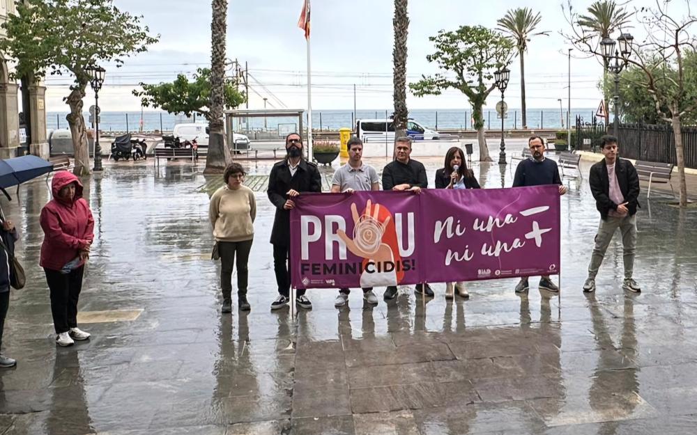 Minut de silenci a la plaça de l'Ajuntament pel feminicidi de Vic