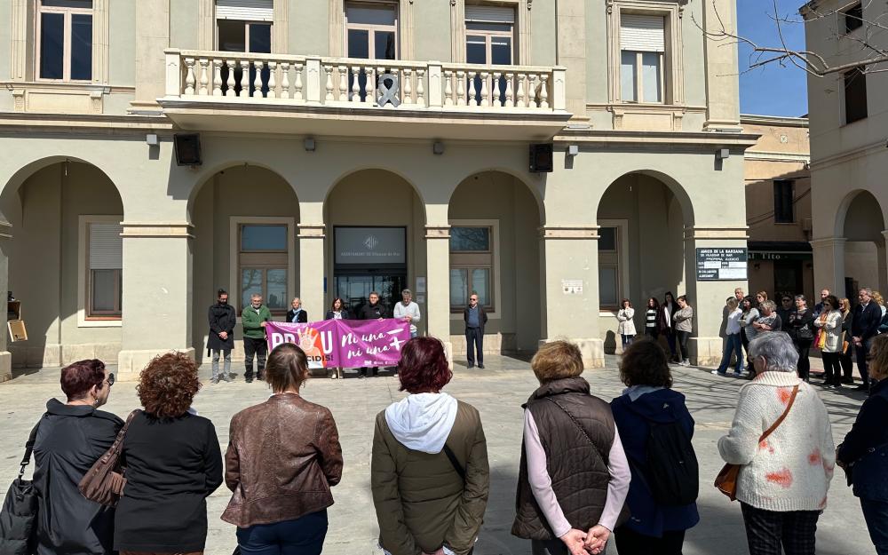 Minut de silenci a la plaça de l'Ajuntament