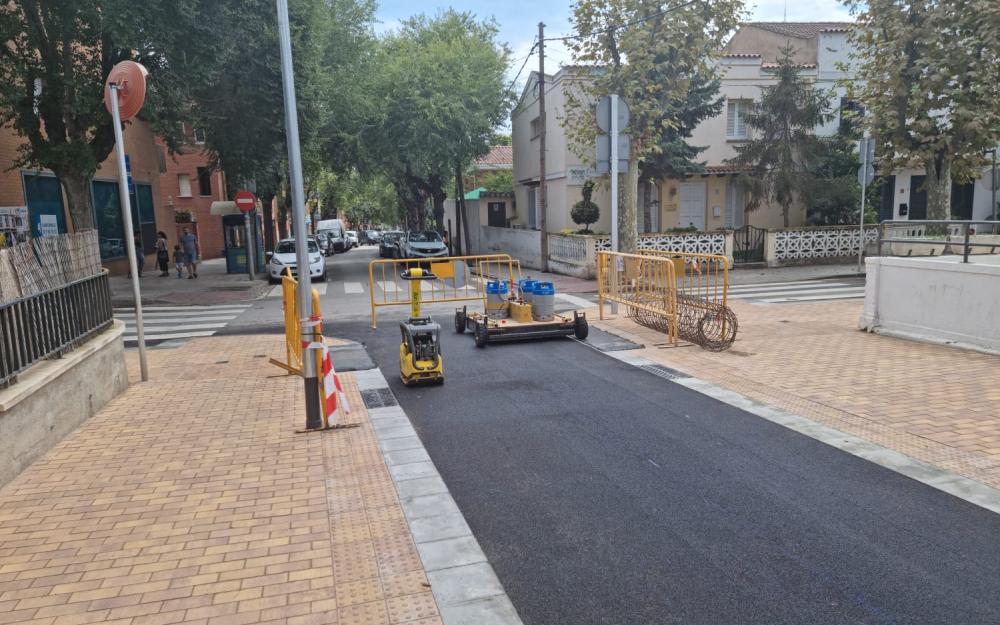 Treballs d'imprimació del nou paviment a l'avinguda Montevideo