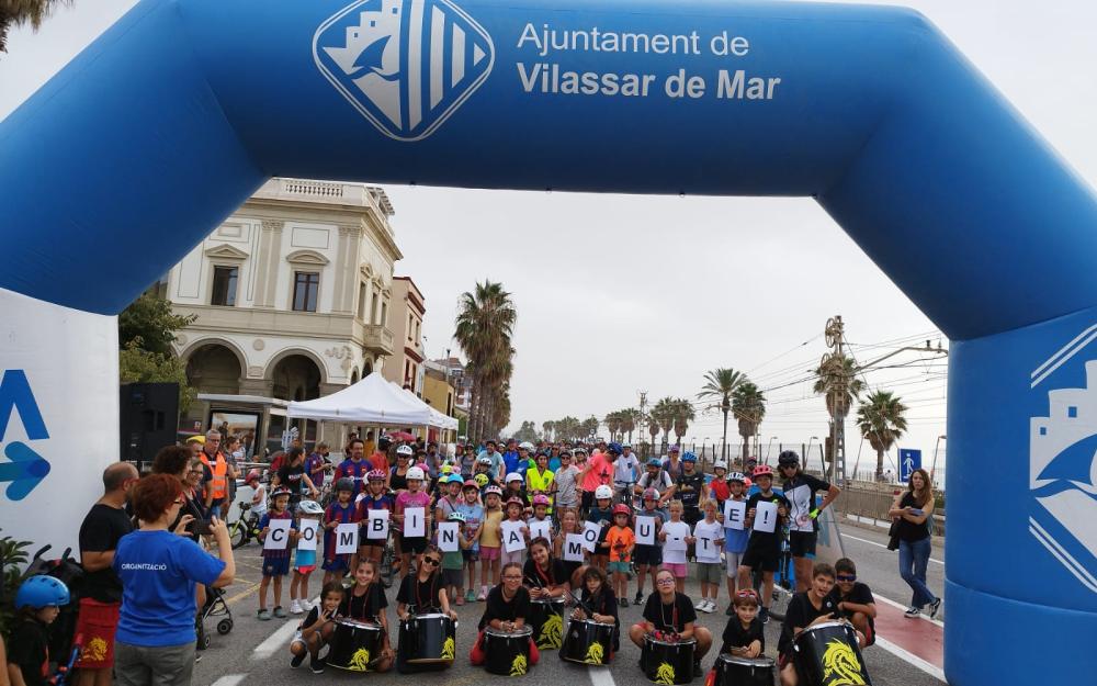 Participants amb el lema de la pedalada "Combina i mou-te"