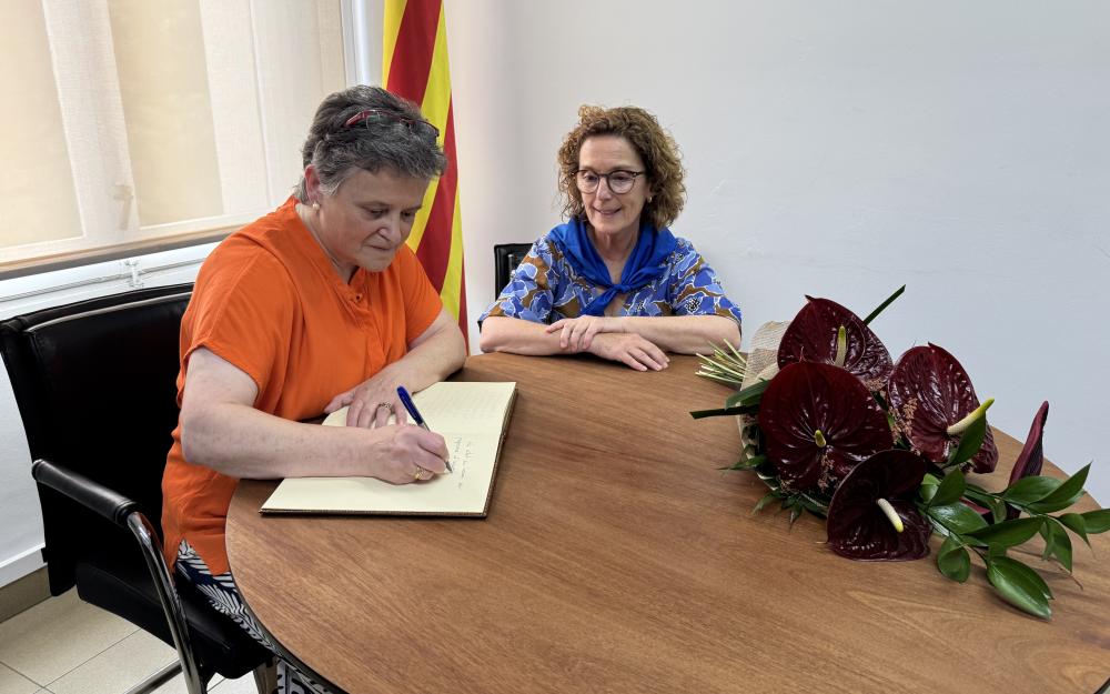 Pepi Bruguera, pregonera de la Festa Major 2025, signa el llibre d'honor a l'AJuntament