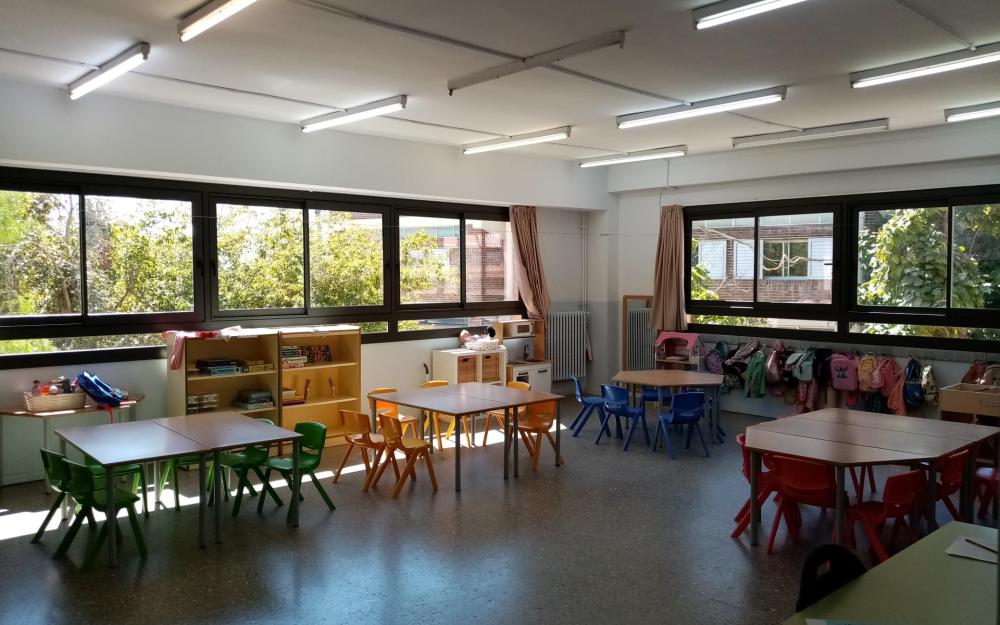 Substitució parcial de finestres a l'edifici de l'aulari de l'escola Pérez Sala