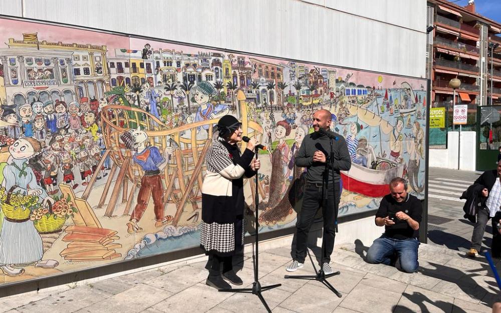 Visita de Pilarín Bayés al mural de la seva creació