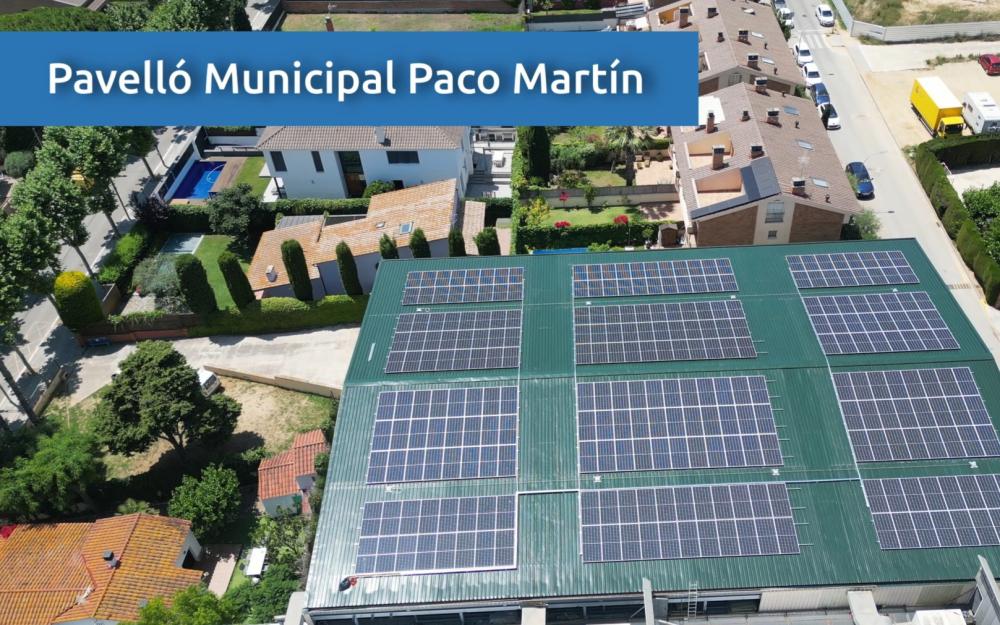 Plaques fotovoltaiques al sostre de la pista annexa del pavelló municipal Paco Martin