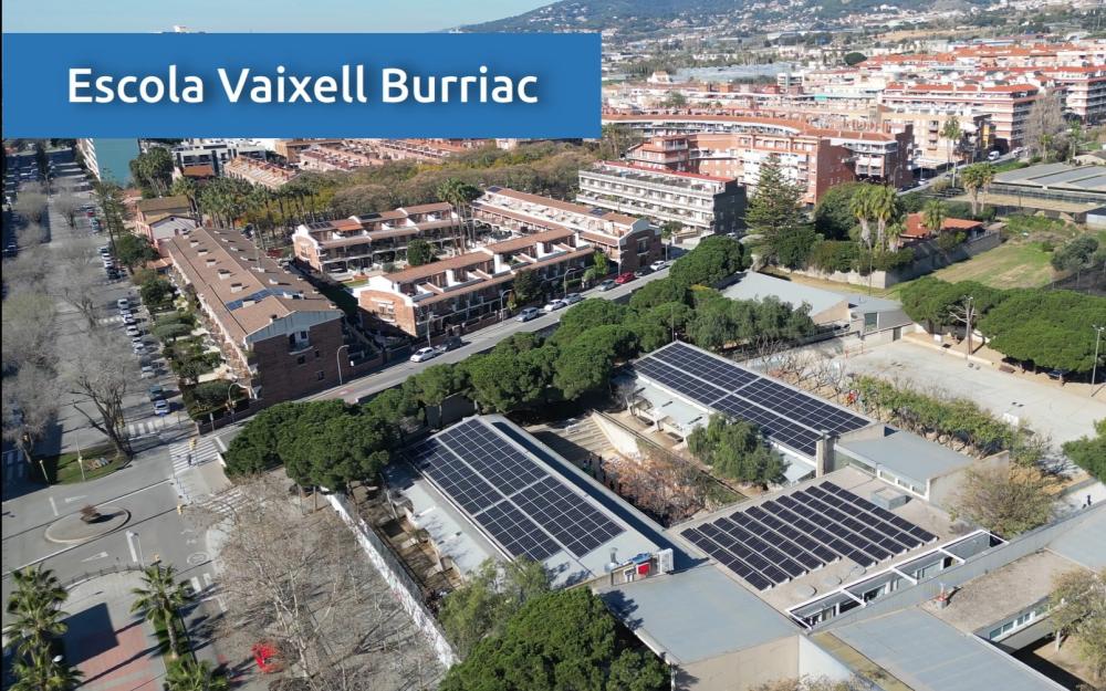 Plaques fotovoltaiques al sostre de l'escola Vaixell Burriac