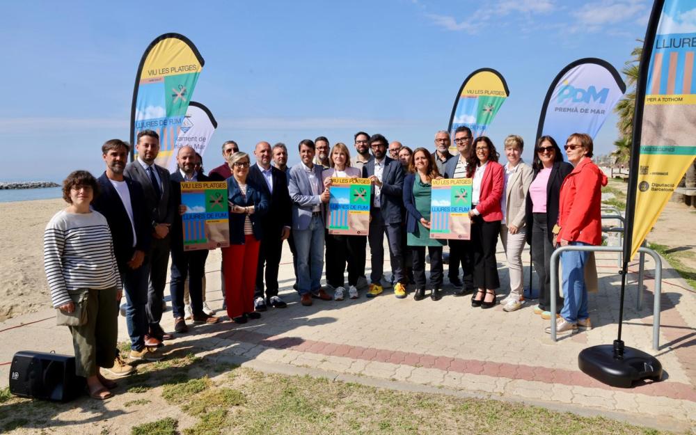 Fotografia de família amb els representants dels ajuntaments costaners i de la Diputació de Barcelona