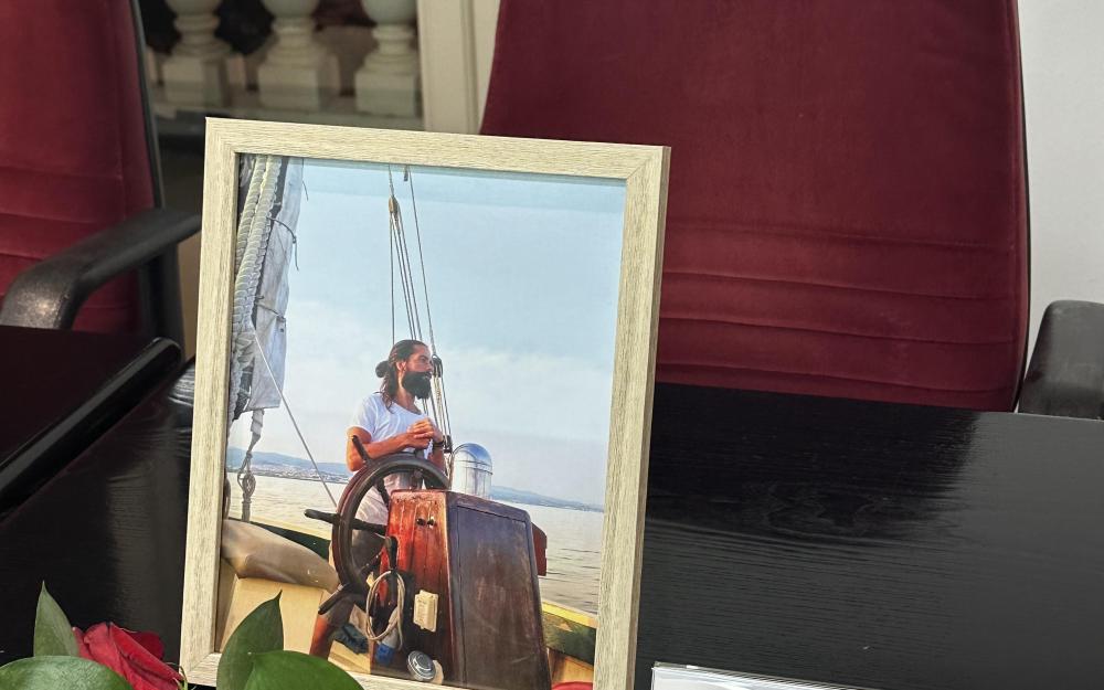 Seient del regidor a la sala de plens amb la seva fotografia