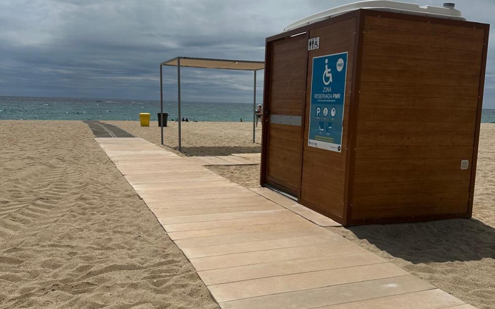 Zona PMR a la platja de l'Almadrava. 