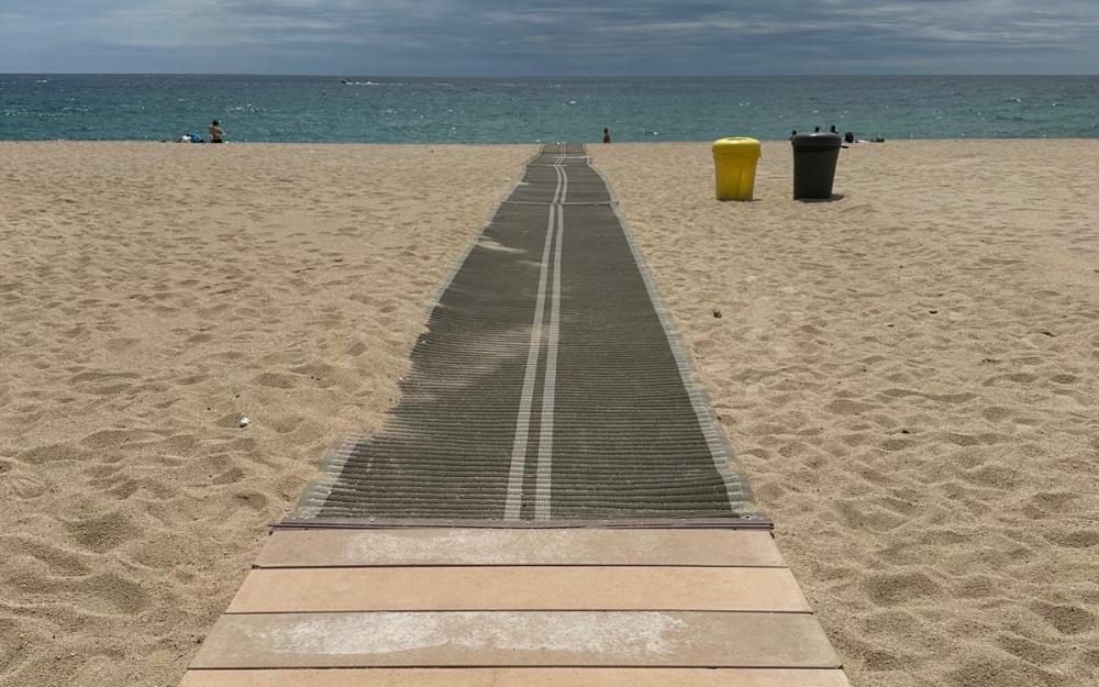 Zona PMR a la platja de l'Almadrava. 