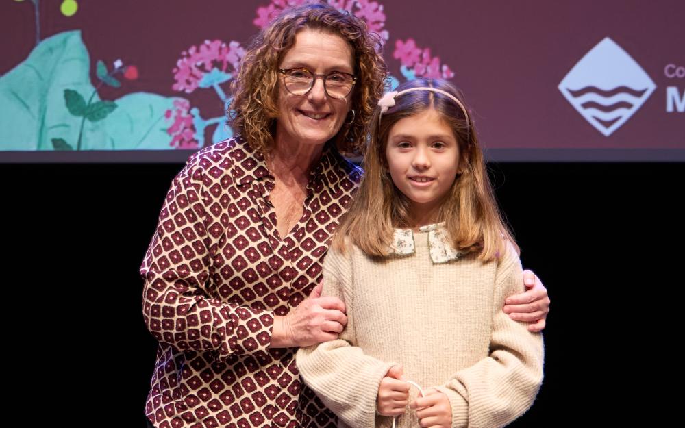 L'alcaldessa lliura el guardó a Gal·la Caderón