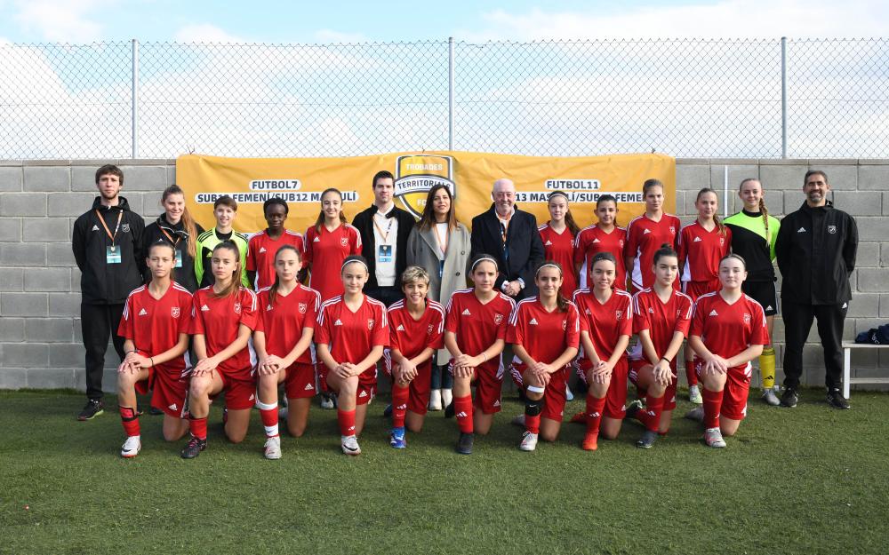 Un dels equips participants a la seu de Vilassar de Mar amb representants de l'Ajuntament i de la FCF