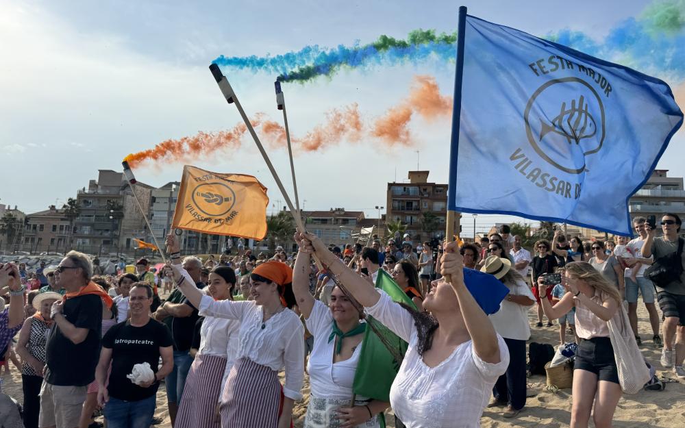 El públic rep en Pigat i la Lucia a la platja de l'espigó de Garbí