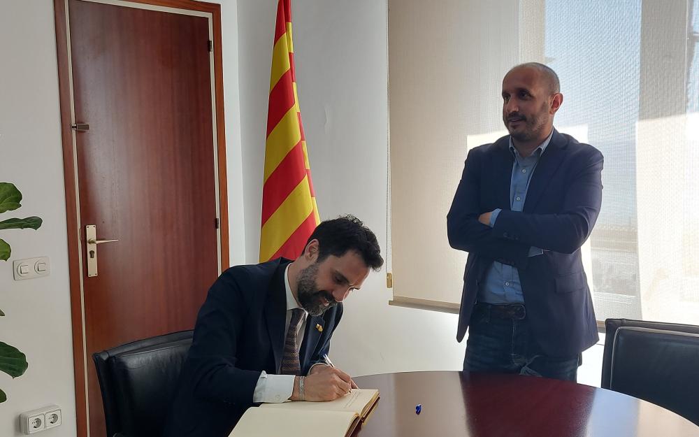 Roger Torrent signa el llibre d'honor