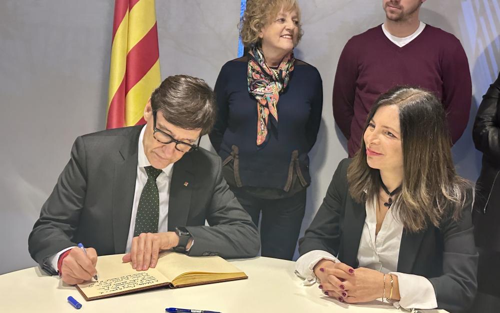 Salvador Illa signa el Llibre d'Honor de l'Ajuntament