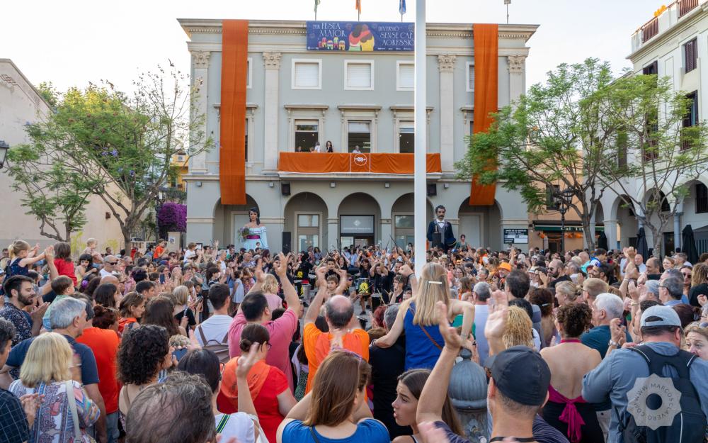 La plaça de l'Ajuntament plena després del pregó 