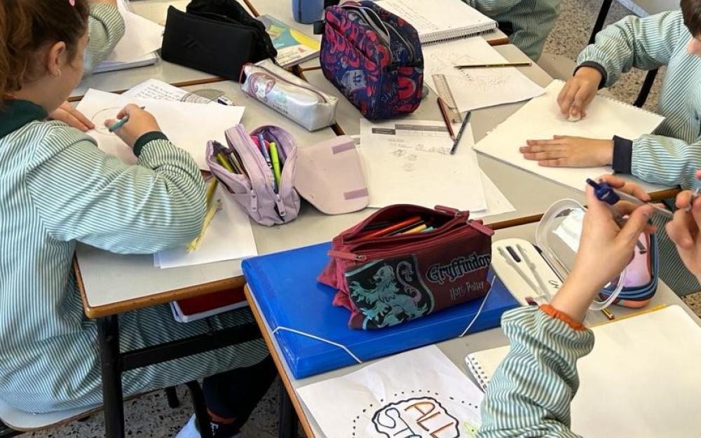 L'alumnat treballant en la creació de logotips per a la seva cooperativa escolar