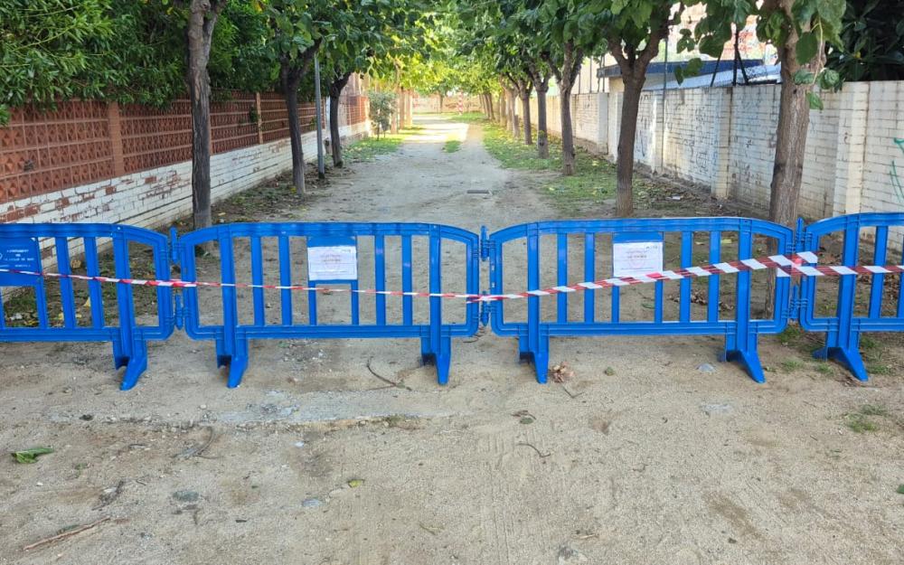 A la fotografia, senyalització del tancament del parc de Ca l'Abril