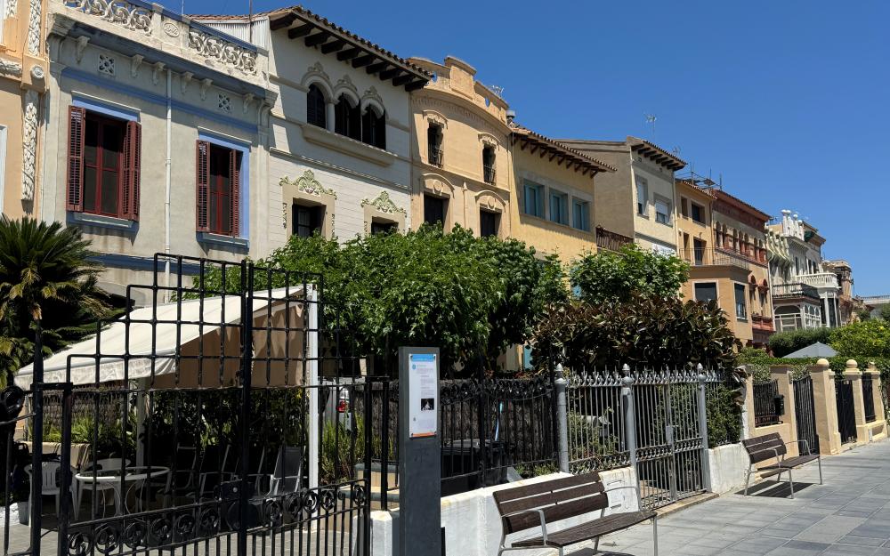 El carrer de Sant Pau consta de cases modernistes. 