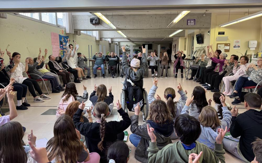 L'alumnat del Pérez Sala ballant amb les persones grans del Casal de Curació