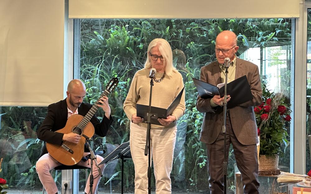 La Tropa Teatre ha fet la lectura de fragments dels treballs guanyadors amb l'acompanyament musical de Jaume Linares