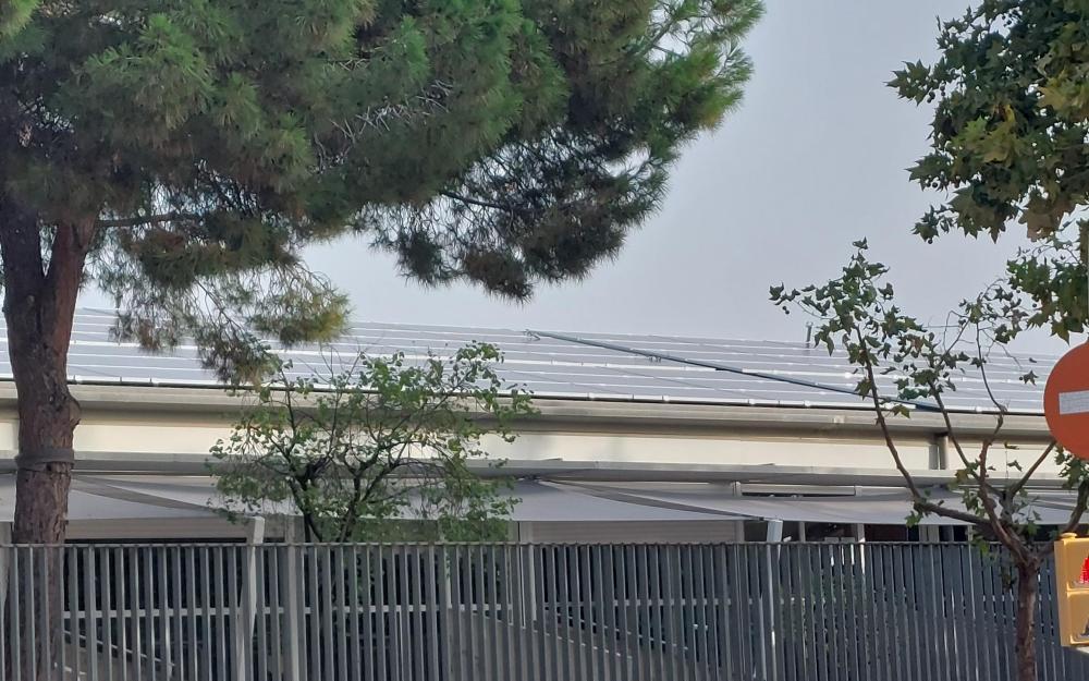 Plaques fotovoltaiques al sostre de l'escola Vaixell Burriac