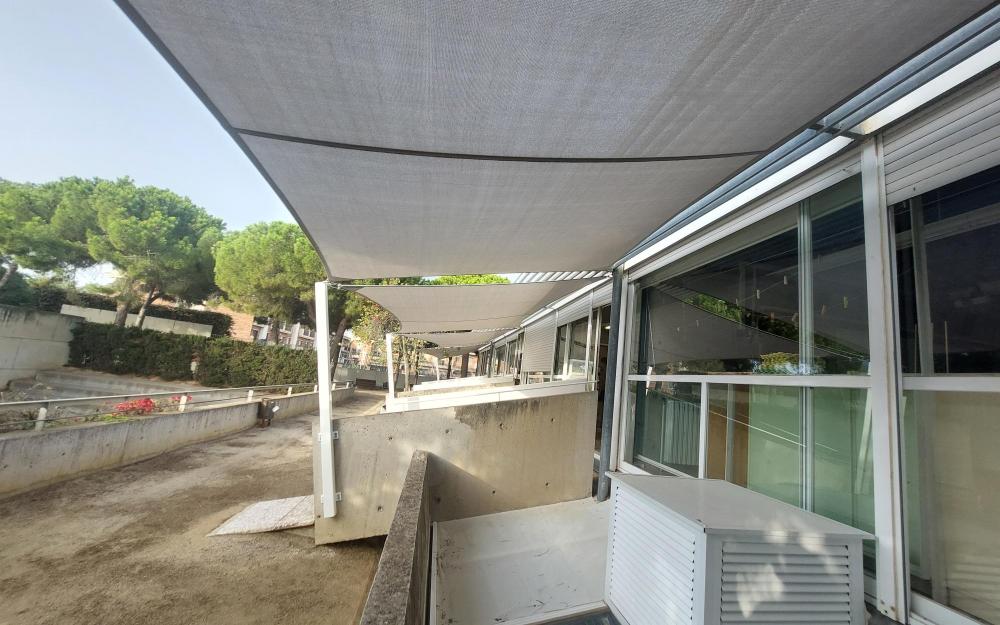 Nous tendals a l'exterior de les aules de l'escola Vaixell Burriac