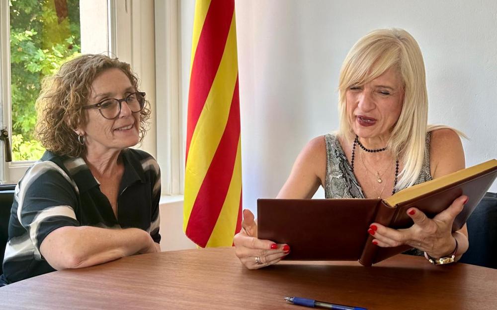 La delegada del Govern de la Generalitat ha signat el Llibre d'Honor de l'Ajuntament