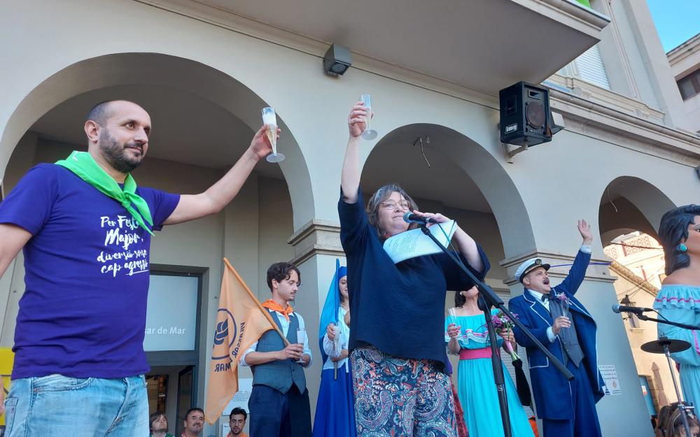 L'alcalde Damià del Clot amb la pregonera de la Festa Major 2022
