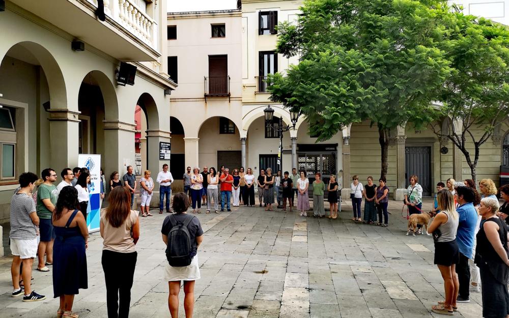 Minut de silenci pel feminicidi de Palamós