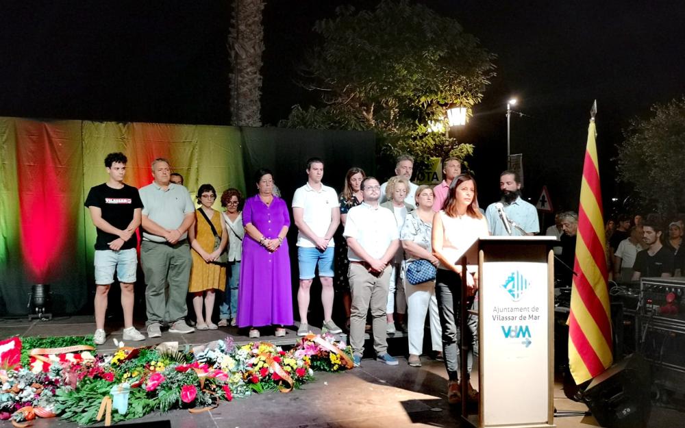 L'alcaldessa de Vilassar de Mar i part de la corporació, durant el minut de silenci per les víctimes de terratrèmol del Marroc
