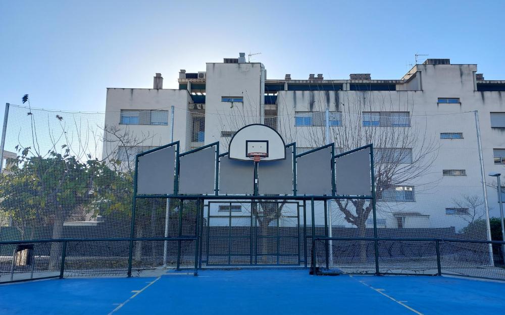 Xarxa de protecció als extrems de la pista esportiva de Can Jorba