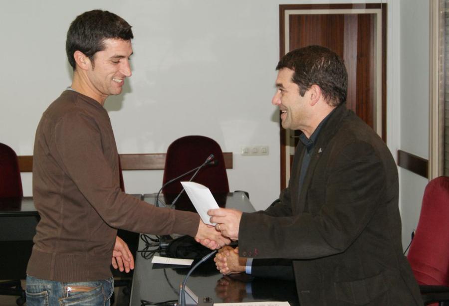 Un dels adjudicataris recull les claus