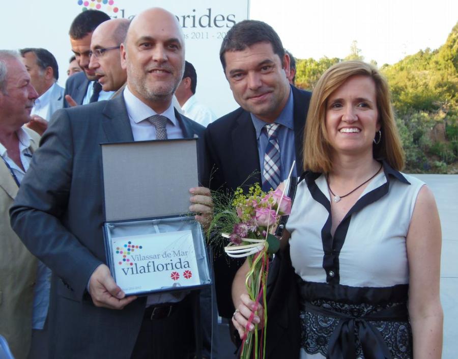 La comitiva vilassarenca amb el guardó rebut