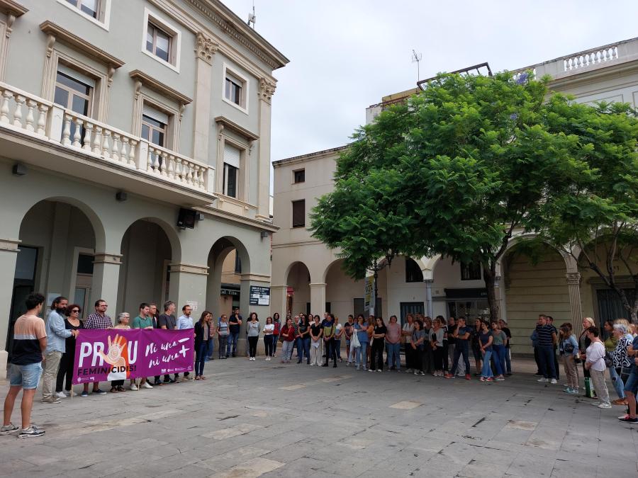 Minut de silenci pel feminicidi a Tarragona