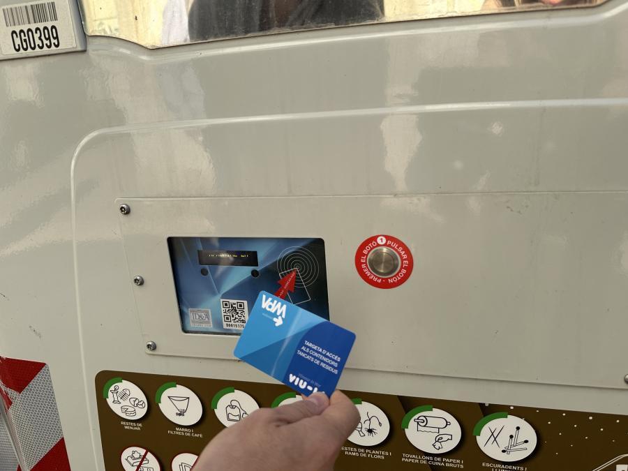 Obertura del contenidor d'orgànica i resta amb targeta